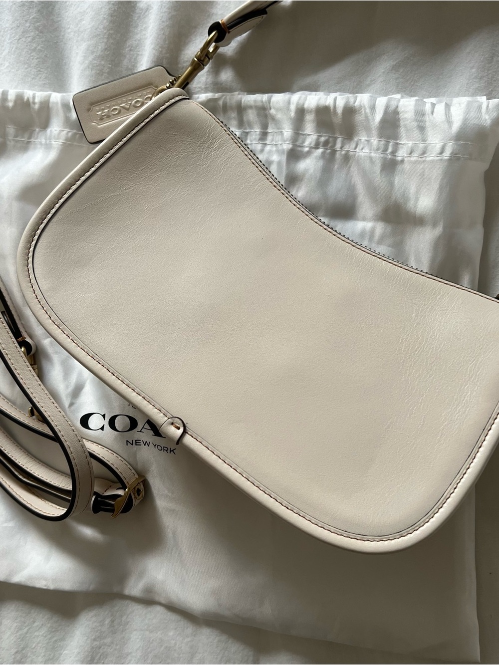 Coach Swinger Bag in Chalk - Picture 4 of 6
